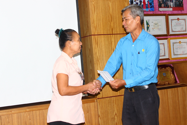 Phó chủ tịch Liên đoàn Lao động tỉnh Hồ Thanh Hồng đến tận Công ty TNHH Dona Standard (huyện Xuân Lộc) thăm hỏi, tặng quà cho công nhân lao động khó khăn, bị bệnh hiểm nghèo