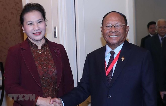 Chairwoman of the National Assembly Nguyen Thi Kim Ngan (left) and President of the Cambodian National Assembly Samdech Heng Samrin