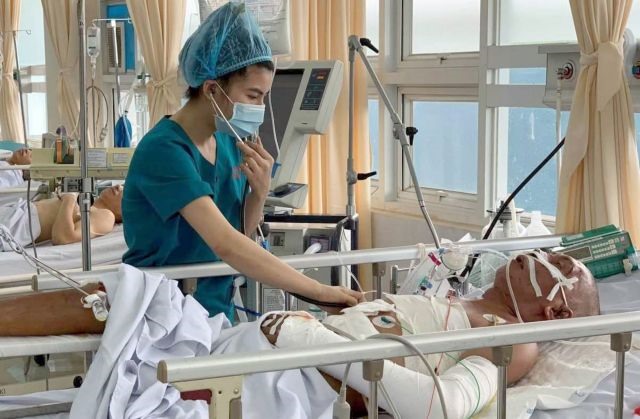 A patient gets treatment at the Long Khánh Regional General Hospital in Đồng Nai Province. VNA/VNS.Photo. Lê Xuân 