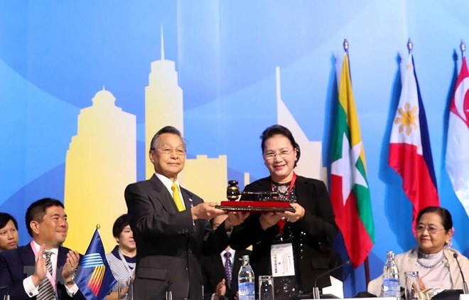 National Assembly Chairwoman Nguyen Thi Kim Ngan (R) receives the AIPA chairmanship token for 2019-2020 from Speaker of the Thai House of Representatives Chuan Leekpai. 