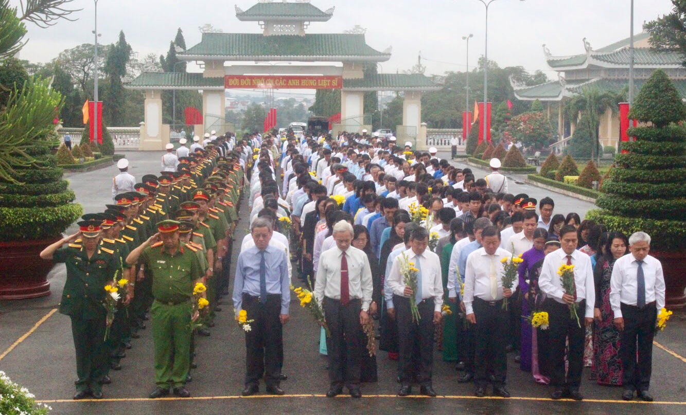 The delegation of national leaders at President Ho Chi Minh's mausoleum in Hanoi