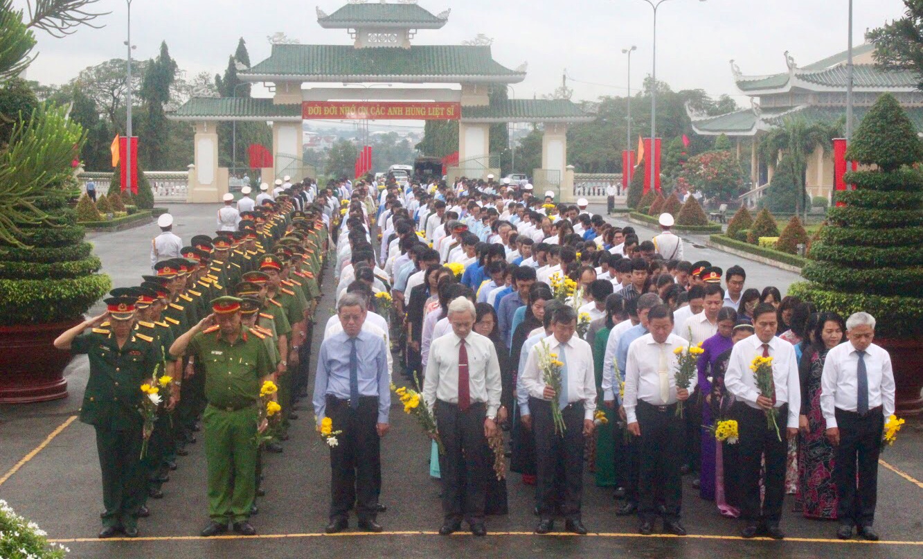 Dong Nai leaders pay tribute to war martyrs on National Day