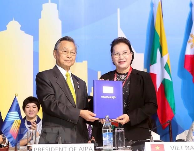 National Assembly Chairwoman Nguyen Thi Kim Ngan (R) and Speaker of the Thai House of Representatives and Chair of AIPA 40 Chuan Leekpai