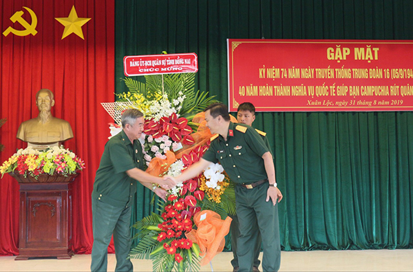 Lãnh đạo Bộ CHQS tỉnh tặng hoa chúc mừng CCB Trung đoàn 16