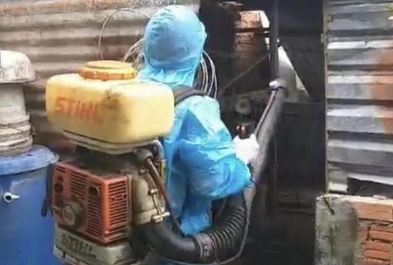 A medical worker sprays chemicals to kill mosquito and its larva in Dong Nai (Photo: SGGP)