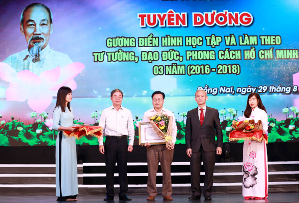 Ủy viên Trung ương Đảng, Bí thư Tỉnh ủy, Chủ tịch HĐND tỉnh Nguyễn Phú Cường và Phó chủ tịch UBND tỉnh Nguyễn Quốc Hùng trao bằng khen cho tập thể Đảng ủy Khối các cơ quan tỉnh vì có thành tích trong 3 năm thực hiện Chỉ thị 05 của Bộ Chính trị khóa XII. Ảnh: Huy Anh