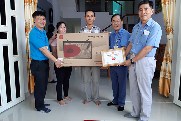 Công đoàn Công ty TNHH Changshin Việt Nam (xã Thạnh Phú, huyện Vĩnh Cửu) tặng quà cho công nhân xây nhà mới