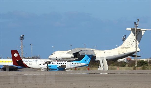 Máy bay đỗ tại sân bay quốc tế Mitiga, Libya. (Nguồn: AFP/TTXVN)