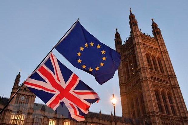 Cờ EU (trên) và Quốc kỳ Anh bên ngoài tòa nhà Quốc hội Anh ở London. (Ảnh: AFP/ TTXVN)