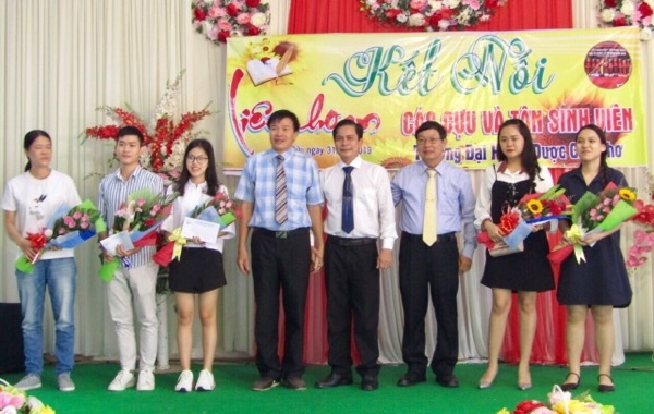Bác sĩ Hồ Văn Hoài (thứ 4 từ phải qua) tặng quà cho các tân sinh viên Trường đại học Y dược Cần Thơ