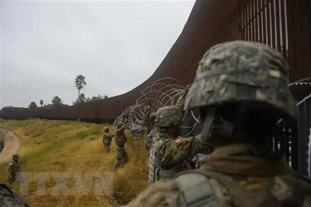 Binh sỹ Mỹ được triển khai tại khu vực Brownsville, Texas, biên giới với Mexico. (Nguồn: AFP/TTXVN)