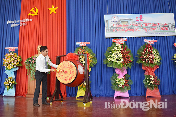 Ông Trần Văn Vĩnh, Phó Chủ tịch UBND tỉnh đánh trống khai giảng năm học mới