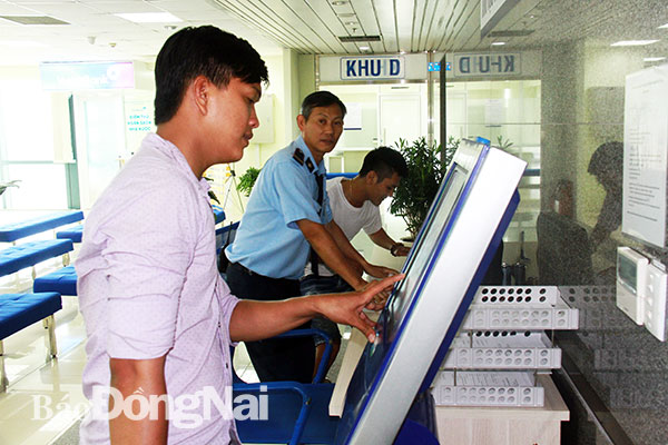 Người dân lấy số thứ tự tự động khi làm thủ tục hành chính tại Trung tâm hành chính công tỉnh Đồng Nai