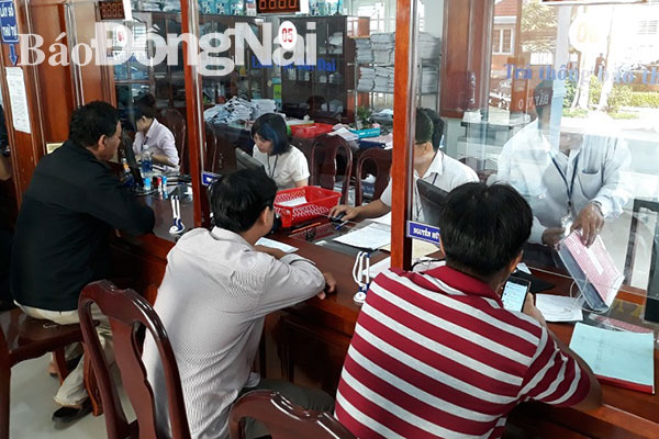Người dân làm thủ tục hành chính tại bộ phận một cửa huyện Xuân Lộc. Ảnh: Huy Anh