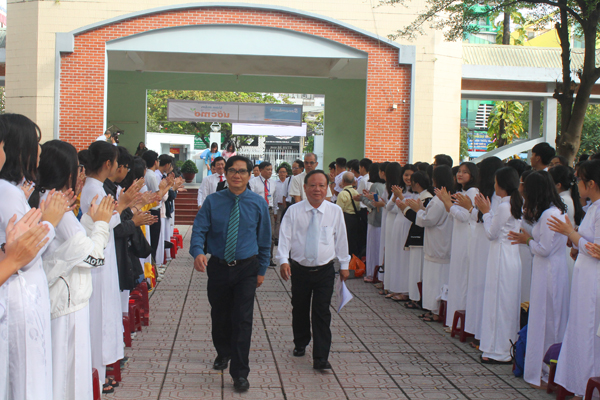 Phó chủ tịch thường trực Nguyễn Sơn Hùng đến dự lễ khai giảng với thầy trò Trường THPT Ngô Quyền