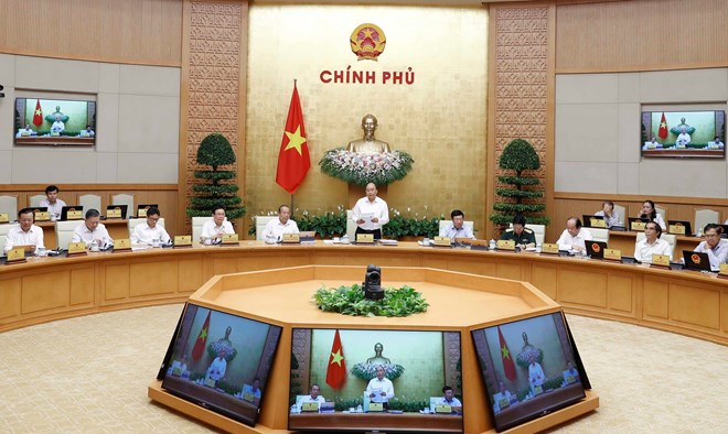 Prime Minister Nguyen Xuan Phuc speaks at the meeting