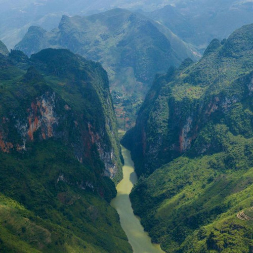 Tu San canyon is considered a uniquely beautiful landscape in the Dong Van stone plateau in Ha Giang province. In recent times the site has become increasingly popular among visitors.