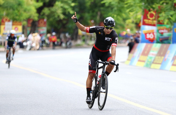 Tay đua Hàn Quốc Im Jaeyeon ung dung một mình về đích chặng 6 (2)