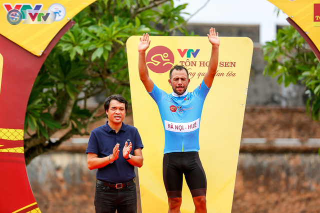 Parra Jordan (Bikelife Đồng Nai) tạm mặc áo xanh