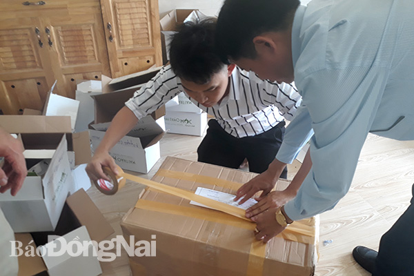  Đoàn thanh tra và Công ty TNHH TM DV Mai Mai Phương tiến hành niêm phong sản phẩm mỹ phẩm Mai thảo mộc