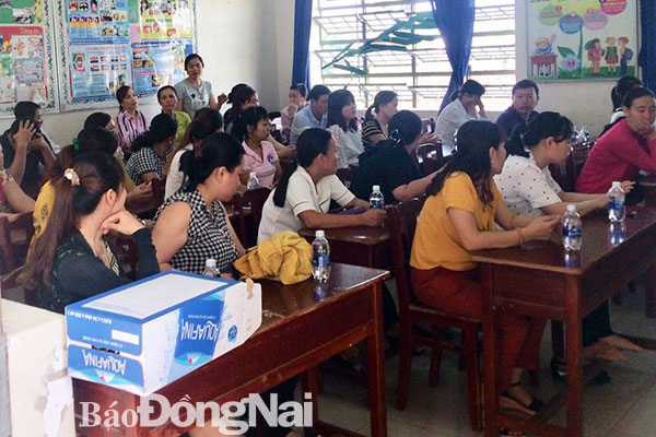 Một buổi họp phụ huynh theo kiểu “truyền thống” ở một trường tiểu học trên địa bàn TP.Biên Hòa. Ảnh: H.YẾN