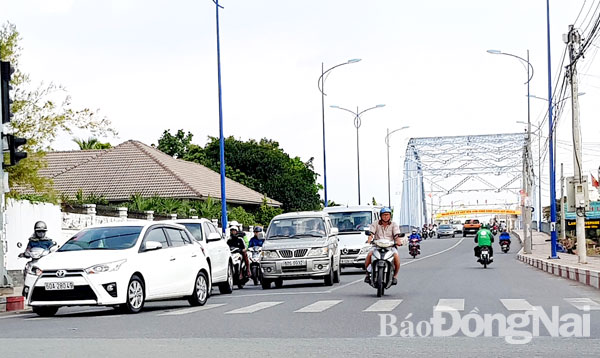 Đường ven sông Cái sẽ được kết nối từ cầu Hiệp Hòa đến đường Trần Quốc Toản. Trong ảnh: Cầu Hiệp Hòa hiện hữu có mật độ lưu thông cao. Ảnh: K.Giới