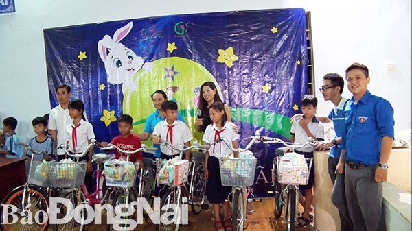 Tặng xe đạp cho thiếu nhi có hoàn cảnh khó khăn tại xã Bảo Quang (TP. Long Khánh)