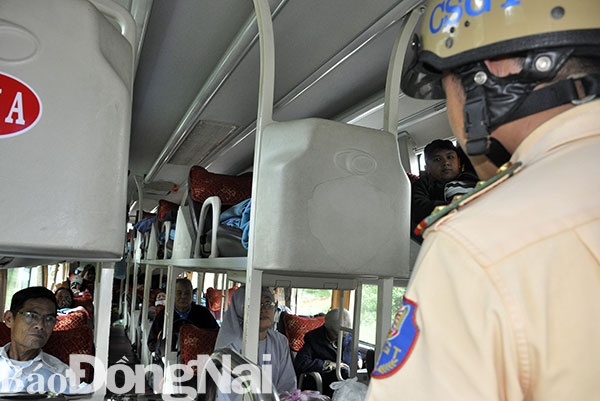 Lực lượng cảnh sát giao thông kiểm tra an toàn phương tiện, số lượng hành khách đi lại trên xe khách chạy tuyến Bắc – Nam, đoạn qua Đồng Nai. Ảnh: T. Hải