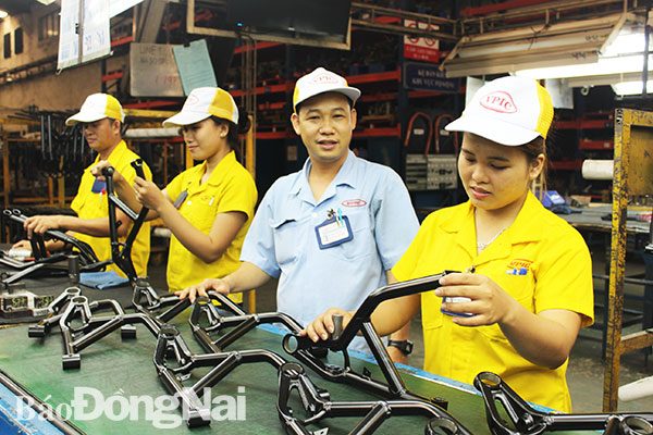 Công nhân Công ty cổ phần công nghiệp chính xác Việt Nam (Khu công nghiệp Hố Nai, huyện Trảng Bom) trong giờ làm việc. Ảnh: N.HÒA