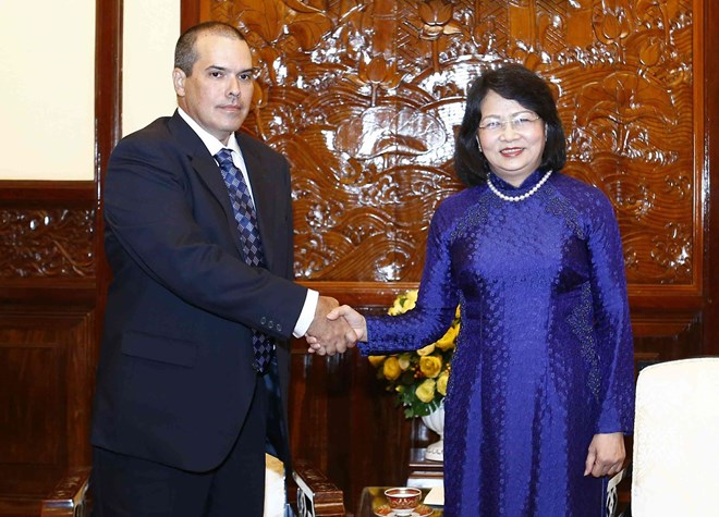 Vice President Dang Thi Ngoc Thinh (R) receives Prensa Latina President Luis Enrique Gonzalez Acosta in Hanoi on September 9