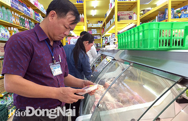 Ông Lê Minh Hân, Phó chi cục trưởng Chi cục Phát triển nông thôn và Quản lý chất lượng nông lâm thủy sản cùng đoàn kiểm tra tại cửa hàng