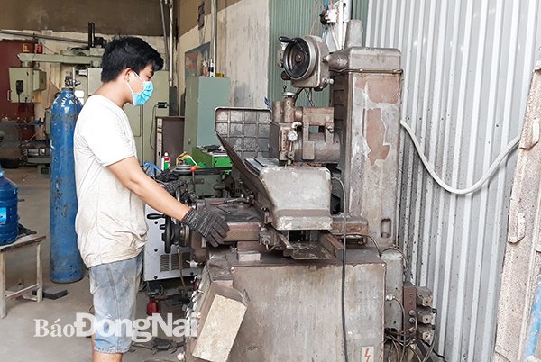 Hộ kinh doanh cá thể vẫn ngại chuyển đổi lên doanh nghiệp Trong ảnh: Sản xuất tại xưởng cơ khí của một hộ kinh doanh cá thể ở TP.Biên Hòa