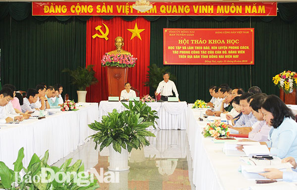 Phó bí thư thường trực Tỉnh ủy Hồ Thanh Sơn hướng dẫn thảo luận tại hội thảo