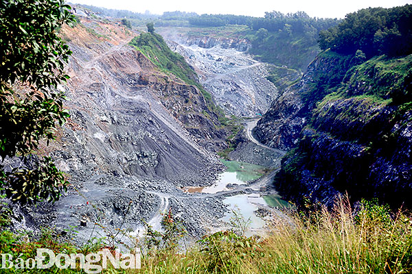 Một mỏ khai thác đá có độ sâu hàng chục mét được bố trí sát sườn sông Buông. Ảnh: Q. Nhi