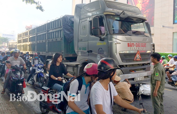 Chiếc xe container va chạm với xe máy tại khu vực ngã tư Lạc Cường