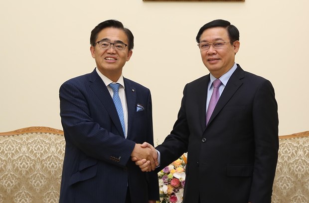 Deputy Prime Minister Vuong Dinh Hue (R) receives Governor of Japan’s Aichi prefecture Omura Hideaki in Hanoi on September 12