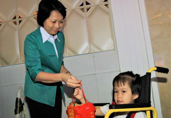 ãnh đạo Tổng công ty Tín Nghĩa trao quà cho trẻ em ở các trung tâm nuôi dưỡng trẻ mồ côi và khuyết tật trên địa bàn tỉnh tham dự chương trình