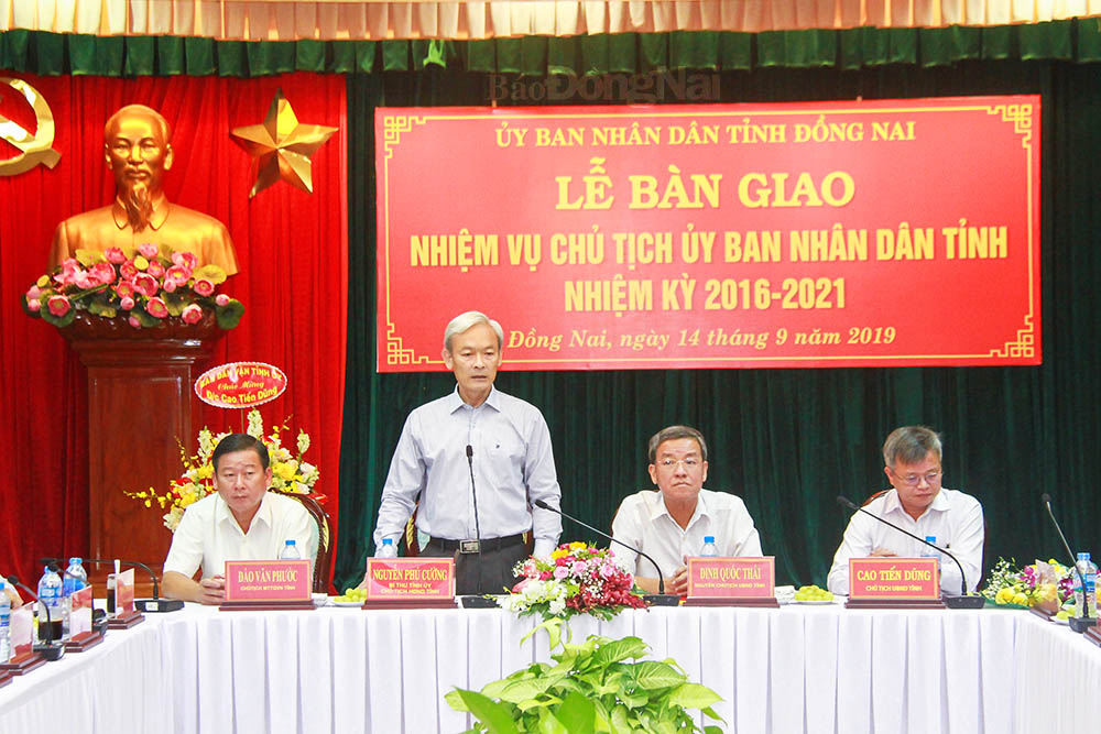 Đồng chí Nguyễn Phú Cường, Bí thư Tỉnh ủy phát biểu tại lễ bàn giao