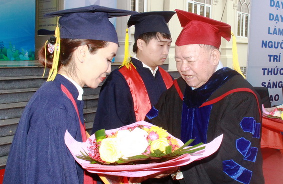 PGS.TS.NGND Huỳnh Văn Hoàng, Hiệu trưởng Trường đại học công nghệ Miền Đông trao khen thưởng cho 2 sinh viên tốt nghiệp xuất sắc toàn khóa