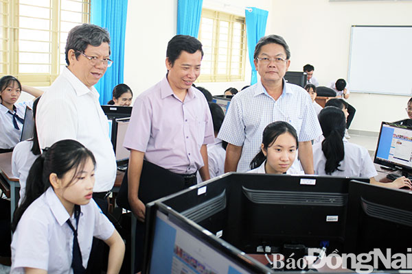 Đại diện Ban tổ chức cuộc thi kiểm tra công tác tổ chức tại các trường THPT trong tỉnh