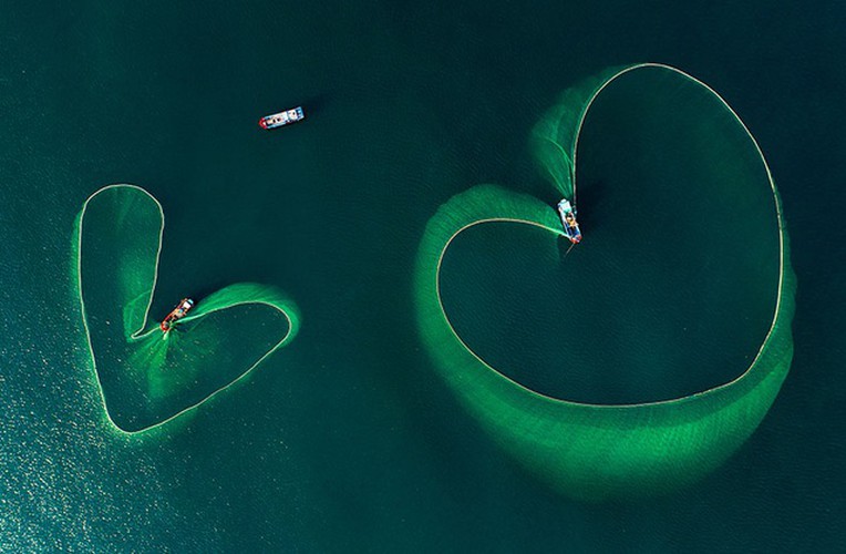 The photo “Hearts On The Sea” is captured by Nguyen Phan Xuan and depicts fisherman at work.