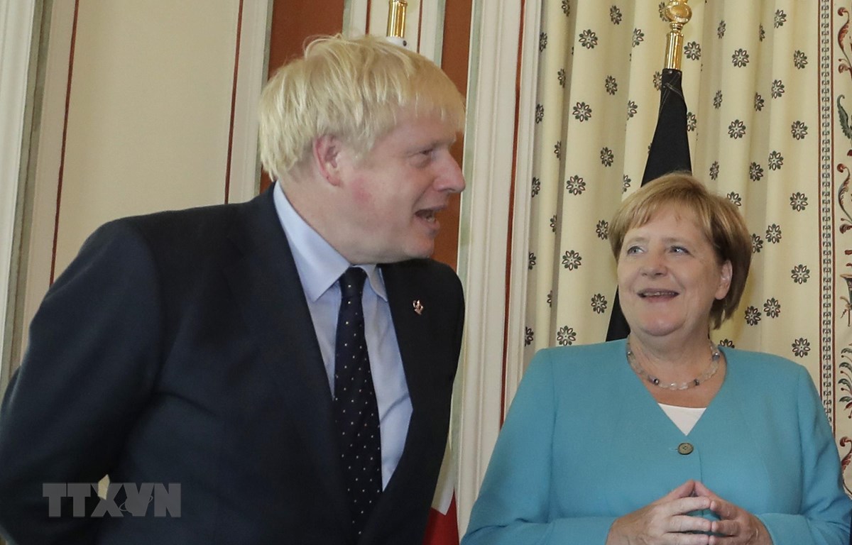 Thủ tướng Anh Boris Johnson (trái) và Thủ tướng Đức Angela Merkel trong cuộc gặp tại Biarritz, miền Tây Nam Pháp ngày 24/8/2019. (Ảnh: AFP/TTXVN)