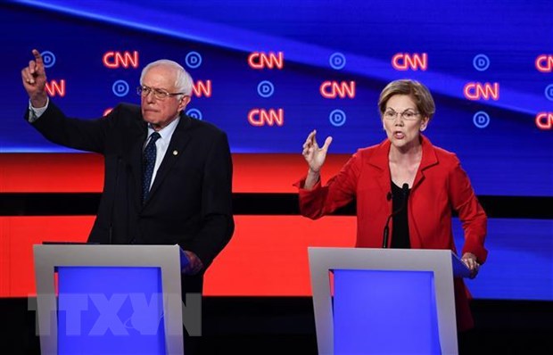 Thượng nghị sỹ độc lập bang Vermont Bernie Sanders (trái) và Thượng nghị sỹ bang Massachusetts Elizabeth Warren trong cuộc tranh luận trực tiếp trên truyền hình của đảng Dân chủ ở Detroit, bang Michigan ngày 31-7-2019. (Ảnh: AFP/TTXVN)