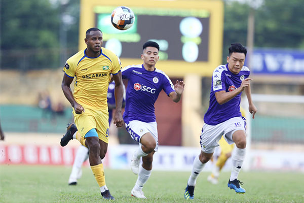 Pha lập công của Thành Chung (phải) giúp CLB Hà Nội đăng quang V.League 2019 sớm 2 vòng