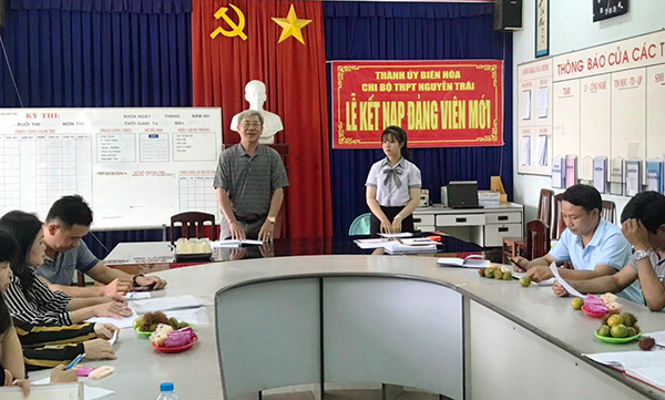 Học sinh Nguyễn Thùy Trang, Trường THPT Nguyễn Trãi (TP.Biên Hòa) trong lễ kết nạp Đảng. Ảnh: C.Nghĩa