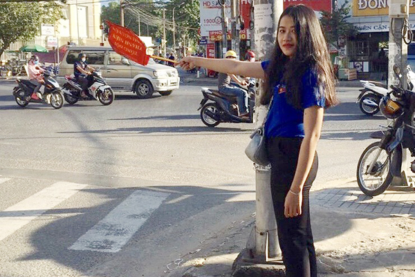 Sinh viên, đảng viên trẻ Bùi Thị Thảo (Trường đại học Đồng Nai) tham gia hoạt động tình nguyện điều tiết giao thông