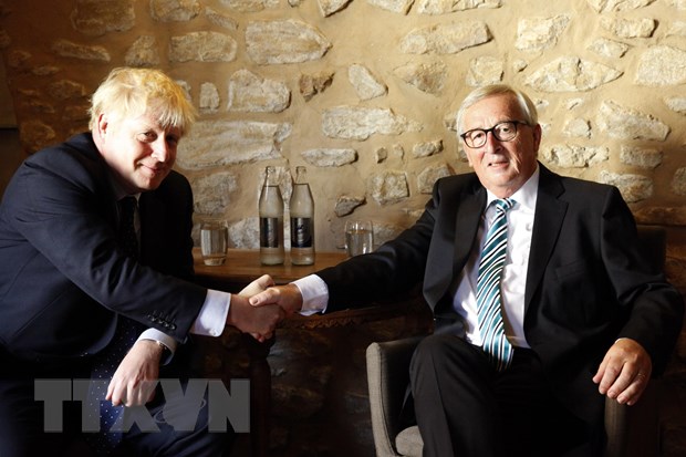  Chủ tịch EC Jean-Claude Juncker (phải) và Thủ tướng Anh Boris Johnson trong cuộc gặp ngày 16-9. (Ảnh: AFP/TTXVN)