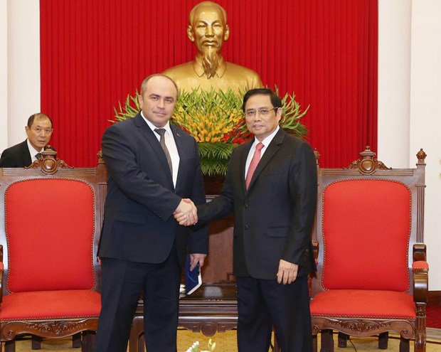 Politburo member of the Communist Party of Vietnam (CPV) Pham Minh Chinh (R) and Belarusian Deputy Prime Minister Igor Lyashenko.