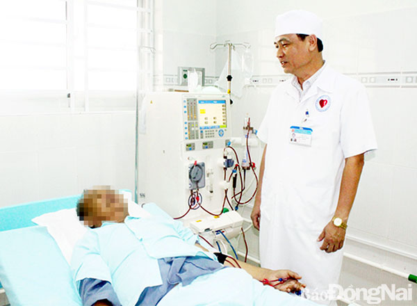Bệnh tiểu đường gây biến chứng làm hư đáy mắt khiến ông N.V.T. (63 tuổi, ngụ xã Quảng Tiến, huyện Trảng Bom) không nhìn thấy gì suốt hơn 1 năm qua, kèm theo bệnh suy thận mạn phải chạy thận thường xuyên
