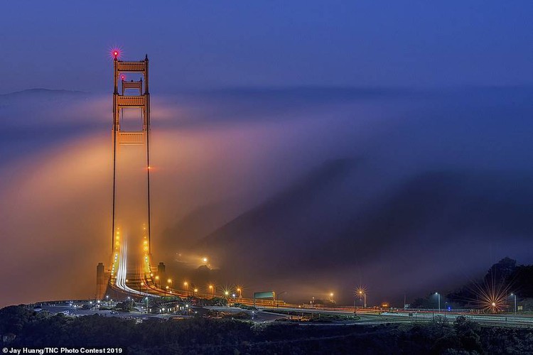 Let’s check out some of the works which won awards in the contest:  Golden Bridge Alignment by Jay Huang of the US won the first prize in the “cities and nature” category.